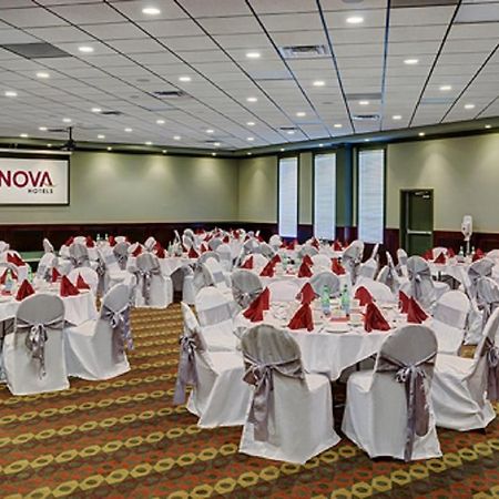 Chateau Nova Hotel Форт Мак-Муррей Экстерьер фото
