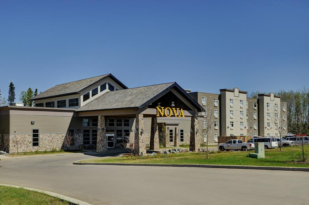 Chateau Nova Hotel Форт Мак-Муррей Экстерьер фото