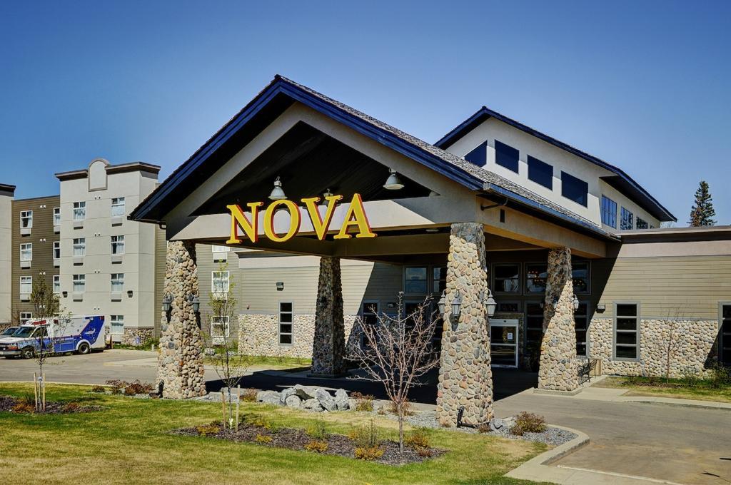 Chateau Nova Hotel Форт Мак-Муррей Экстерьер фото