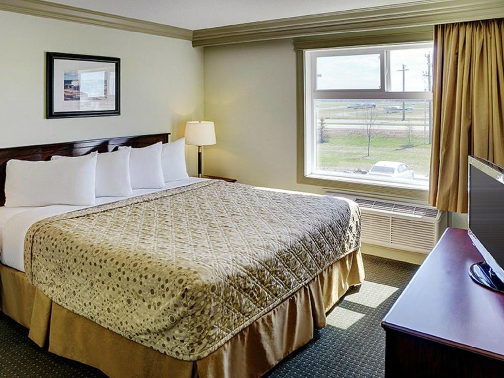 Chateau Nova Hotel Форт Мак-Муррей Номер фото