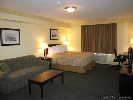 Chateau Nova Hotel Форт Мак-Муррей Номер фото