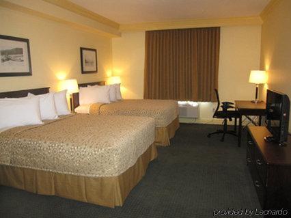 Chateau Nova Hotel Форт Мак-Муррей Номер фото